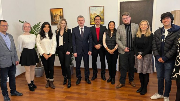 Docente del Departamento Académico de Posgrado en Negocios participó en hackatón internacional en Polonia