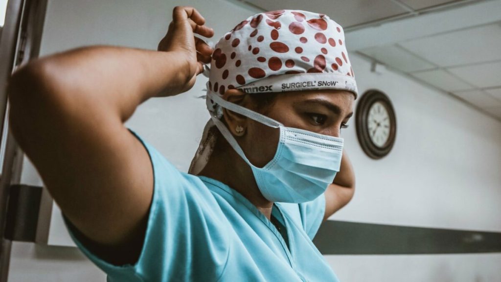 Entorno laboral extremo y compromiso laboral de carrera en enfermeras: evidencia empírica de Egipto y Perú