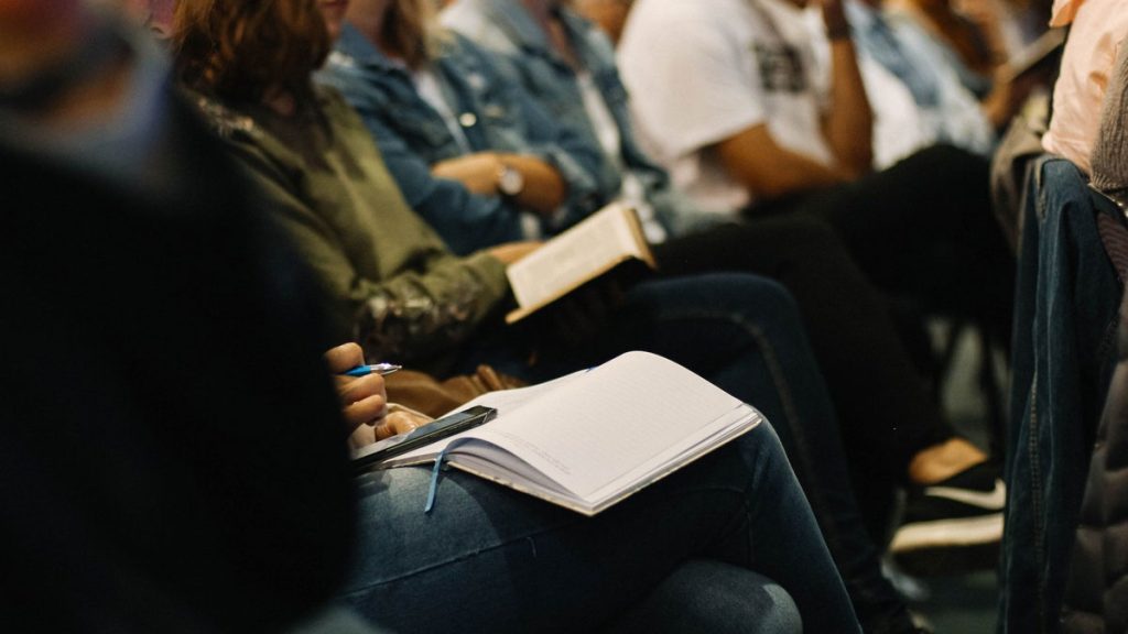 ¿Hasta qué punto los educadores de gestión incorporan el Humanismo Globalmente Responsable (GRH) en sus cursos y por qué? Un estudio exploratorio